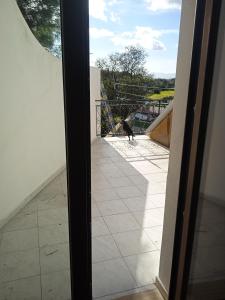 een kat op het balkon van een huis bij appartamento Gabry in Dolianova