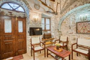 een woonkamer met een stenen muur bij Medieval Villa Philoxenia in Kalamoti +24 foto's