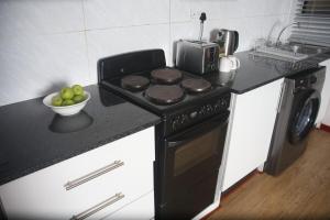 Kuchyň nebo kuchyňský kout v ubytování Hillview Comfort Suites + 3 fotografie