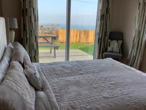 una camera con letto e vista su un patio di Pant Glas a Cardigan