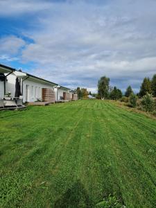 帕亚拉Arcticstay 23A的房屋前方的大草地