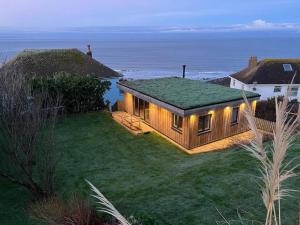 una piccola casa con luci sul lato di un cortile di 1 Bed in Woolacombe oc-nestal a Woolacombe