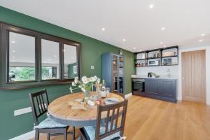 una cucina e una sala da pranzo con un tavolo di legno di 1 Bed in Woolacombe oc-nestal a Woolacombe