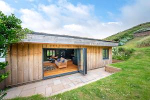 una piccola casa con terrazza e patio di 1 Bed in Woolacombe oc-nestal a Woolacombe