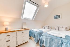 a bedroom with two twin beds and a window at 4 Bed in Langton Matravers oc-wy548 in Langton Matravers