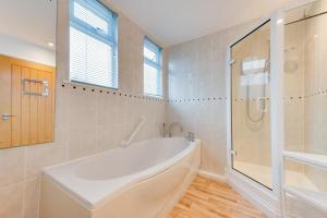 un bagno bianco con vasca e doccia di 4 Bed in Langton Matravers oc-wy548 a Langton Matravers Altre 30 foto