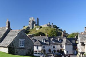 un villaggio con un castello in cima a una collina di 4 Bed in Langton Matravers oc-wy548 a Langton Matravers