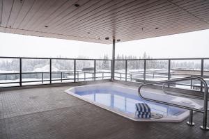 Πισίνα στο ή κοντά στο Bluebird by Revelstoke Vacations