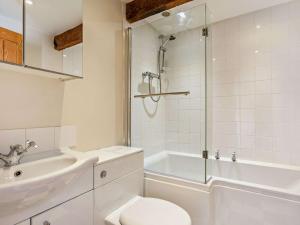 een badkamer met een toilet, een wastafel en een douche bij 3 Bed in Umberleigh 09092 in Umberleigh Bridge +5 foto's