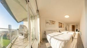 Ένα ή περισσότερα κρεβάτια σε δωμάτιο στο Spacious 3BR Apartment with River View & Terrace, Families Only