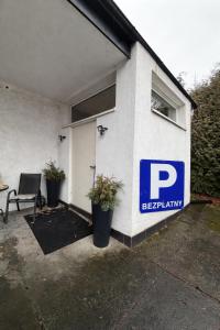 a parking sign on the side of a parking garage at Apartament Pod Kukułką in Kłodzko