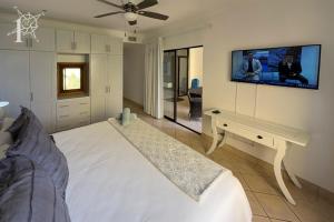 En eller flere senge i et værelse på Sunrise #26 Best Priced 2BR -Ideal Location - Views + 27 billeder