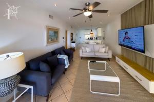 Et tv og/eller underholdning på Sunrise #26 Best Priced 2BR -Ideal Location - Views