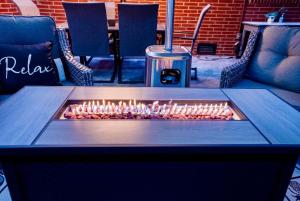 un tavolo con un fuoco al centro di Little Pigeon Millhouse a Pigeon Forge Altre 24 foto