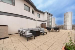 Μπαλκόνι ή βεράντα στο Spacious 3BR Apartment with River View & Terrace, Families Only