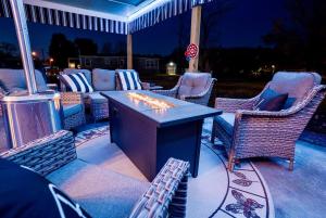 un tavolo e delle sedie su un patio di notte di Little Pigeon Millhouse a Pigeon Forge