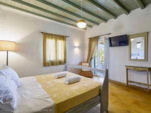 卡拉法蒂斯Bella Alba的一间卧室，床上有两个枕头