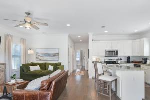 un soggiorno con un divano verde e una cucina di Marsh Views On Holly a Ebo Landing