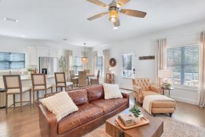 un soggiorno con divano in pelle marrone e una cucina di Marsh Views On Holly a Ebo Landing