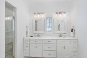 un bagno bianco con 2 lavandini e una doccia di Marsh Views On Holly a Ebo Landing Altre 24 foto