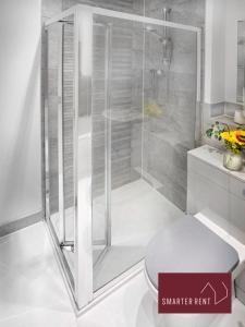 Et badeværelse på High Wycombe - Garden Parking 2Bed + 11 billeder