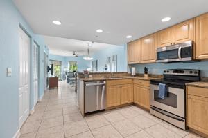 Køkken eller tekøkken på Updated 2BR15BA Walk to Beach