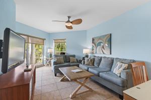 Et tv og/eller underholdning på Updated 2BR15BA Walk to Beach