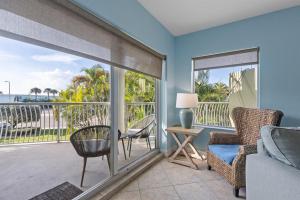 En balkon eller terrasse på Updated 2BR15BA Walk to Beach