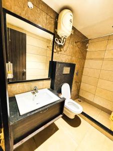 Koupelna v ubytování The HomeAste Residence, Rajouri Garden