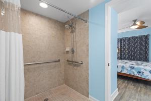 Et badeværelse på Updated 2BR15BA Walk to Beach + 24 billeder