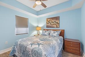 En eller flere senge i et værelse på Updated 2BR15BA Walk to Beach