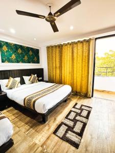 Postel nebo postele na pokoji v ubytování The HomeAste Residence, Rajouri Garden