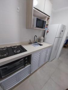 Køkken eller tekøkken på Casa em condomínio no Centro de Bertioga com Ar condicionado