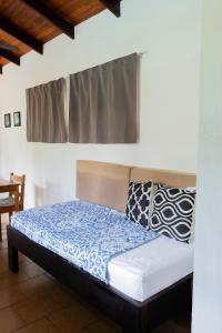 un letto in una stanza con una finestra di Tortuga HBH a Playa Hermosa