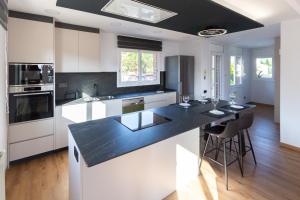 Kuchyň nebo kuchyňský kout v ubytování Catalunya Casas Stunning Villa with private pool 33 km to Barcelona