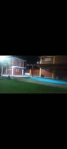 un'immagine sfocata di un edificio sullo sfondo di Zona Chalet a Los Molles