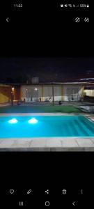una foto di una piscina di notte di Zona Chalet a Los Molles
