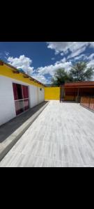 una grande stanza vuota con un edificio giallo e bianco di Zona Chalet a Los Molles