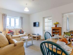 ein Wohnzimmer mit Sofa und Tisch in der Unterkunft 2 Bed in West Knoyle 52105 in West Knoyle