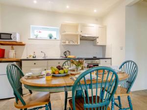eine Küche mit einem Tisch mit einer Obstschale darauf in der Unterkunft 2 Bed in West Knoyle 52105 in West Knoyle