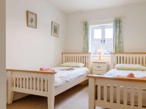 ein Schlafzimmer mit zwei Betten und einem Fenster in der Unterkunft 2 Bed in West Knoyle 52105 in West Knoyle