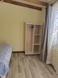 een slaapkamer met een bed, een kast en een raam bij Casa Dorada in San Pedro de Atacama