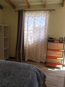 een slaapkamer met een bed en een raam met een dressoir bij Casa Dorada in San Pedro de Atacama