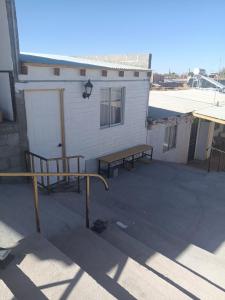 een patio met een bank en een gebouw bij Casa Dorada in San Pedro de Atacama +31 foto's