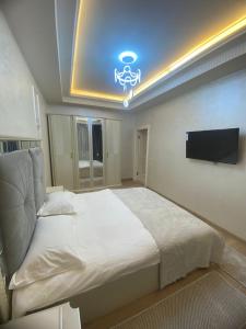 Giường trong phòng chung tại Crown apartment