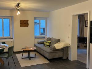 Posezení v ubytování FeWo - EG Apartment Mosel- & Weinquartier, Terrasse, Parkplatz, moderne Küche bis 4 Personen