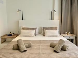 een slaapkamer met een groot bed met twee kussens bij Melenara Beach in Melenara