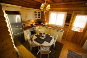 une cuisine avec une table et des chaises dans une cabine dans l'établissement Ξενώνας Σαν Παραμύθι, à Sinoikía Mési Trikálon