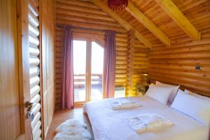 une chambre avec un lit avec deux serviettes dessus dans l'établissement Ξενώνας Σαν Παραμύθι, à Sinoikía Mési Trikálon