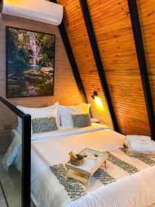 En eller flere senge i et værelse på Choupanas da Lagoa + 47 billeder